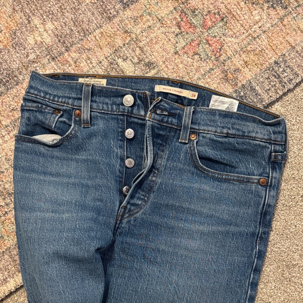 Levi’s wedgie, straight jeans, medium wash. premium